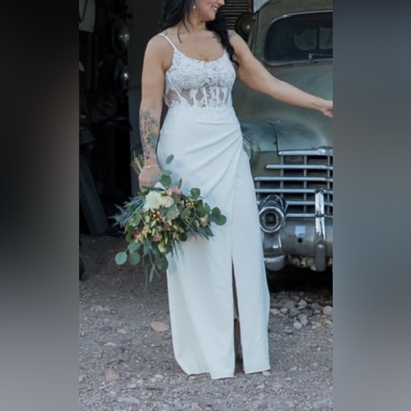 DB STUDIO
illusion corset crepe sheath wedding dress size 10 - Picture 6 of 6